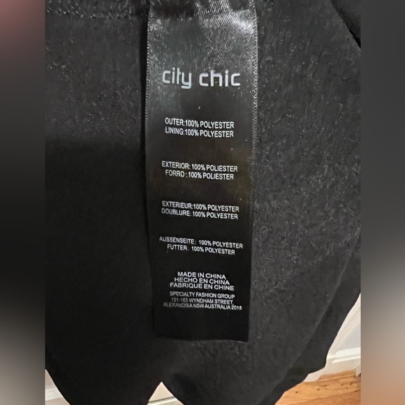 City Chic v-neck Dress - Black. Size M/18 - Picture 5 of 5